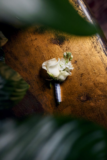 Photo boutonnière rose sur un beau fond