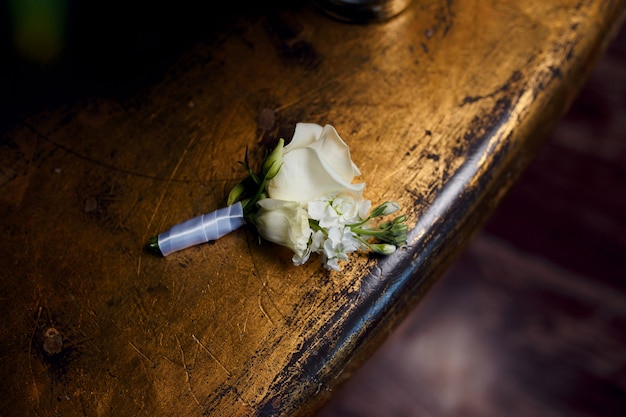 Boutonnière rose sur un beau fond