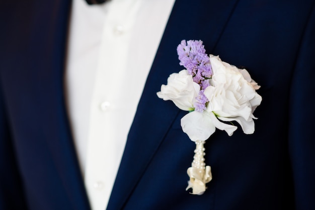 Boutonnière veste bleu vif.