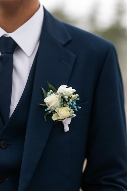 Boutonnière sur la veste bleue du marié