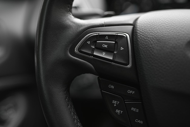 Boutons de commande sur un volant en cuir d'une voiture