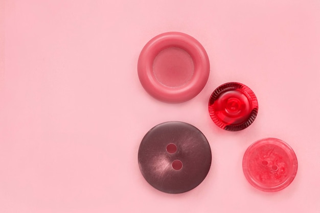 Boutons sur fond rose