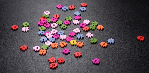 Les boutons multicolores sur une table en béton pour un concept artisanal Assortiment de boutons en céramique colorés
