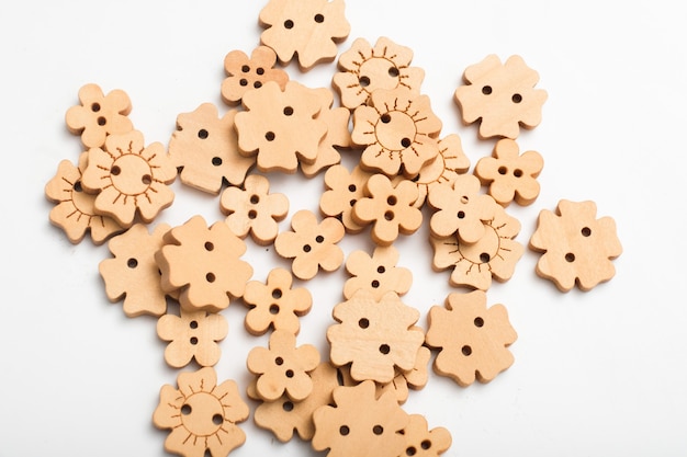 Photo boutons pour enfants en bois de différentes formes. teinter