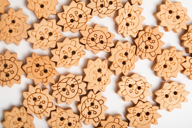 Photo boutons pour enfants en bois de différentes formes. teinter