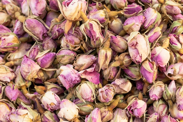 Boutons de rose séchés, la photo est prise au marché arabe