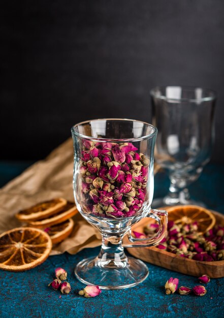 Boutons de rose de thé sec