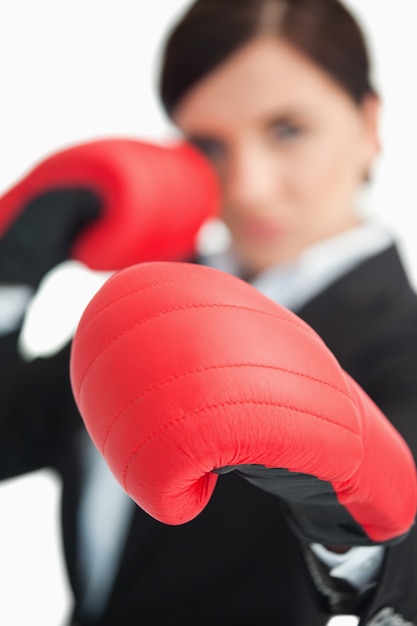 Photo boxe de femme d'affaires avec des gants rouges