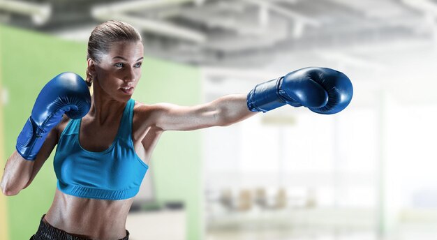 Boxe de jeune femme. Technique mixte