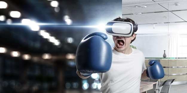 Boxe de jeune homme. Technique mixte