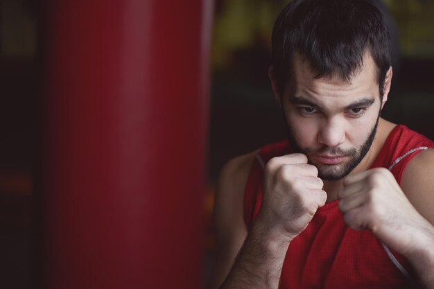 Boxe. Portrait d'un boxeur sur le fond de la salle de sport