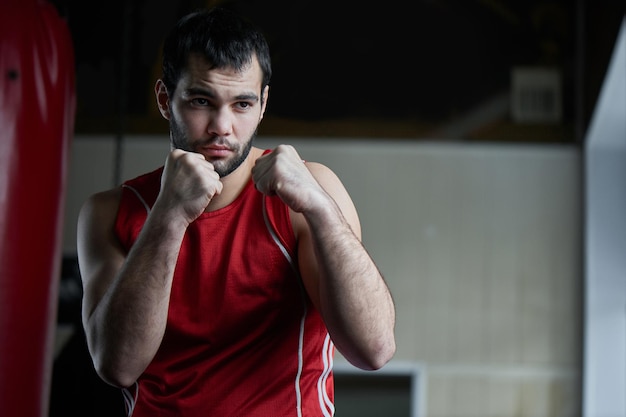 Boxe. Portrait d'un boxeur sur le fond de la salle de sport