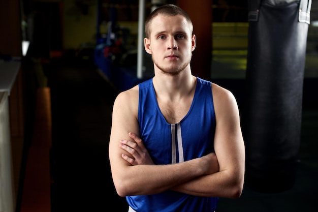 Boxe. Portrait d'un boxeur sur le fond de la salle de sport