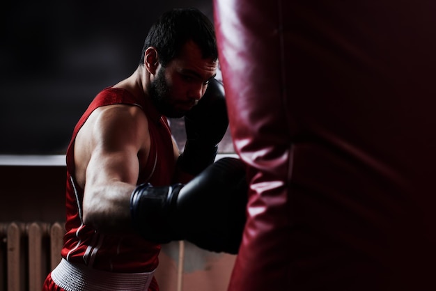 Boxe. Portrait d'un boxeur sur le fond de la salle de sport