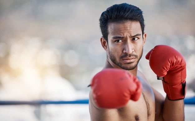 Boxe de remise en forme ou boxeur masculin dans un ring exercice d'entraînement et coup de poing avec une forte puissance dans l'exercice Défi d'athlète ou homme asiatique en bonne santé se battant sur le toit de la ville en plein air pour le développement des compétences