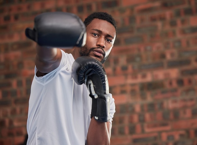 Homme Dans Des Gants De Boxe Noirs. Homme Boxeur S'entraînant Dans Des Gants  De Boxe. Concept De Force, D'attaque Et De Mouvement. Homme Sportif Pendant  La Boxe Banque D'Images et Photos Libres