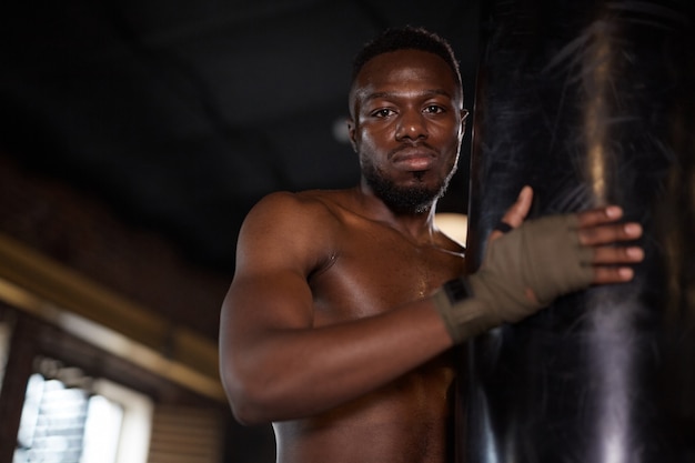 Boxer africain avec sac de boxe