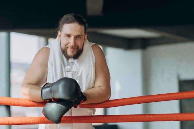 Boxer après l'entraînement sur le ring avec de l'eau