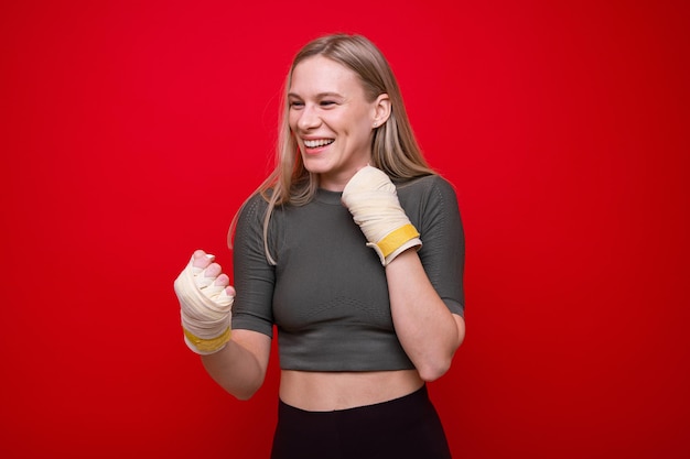 Boxer féminin athlétique sur fond rouge