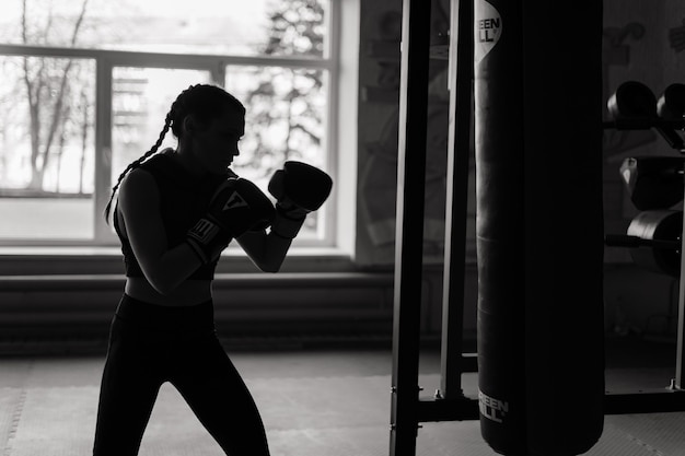 Boxer féminin à la salle de gym de l'entraînement. Concept de sport et de santé