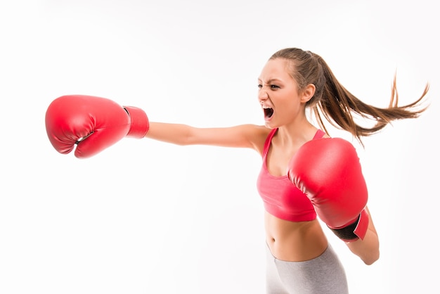 Boxer femme pendant l'exercice de boxe faisant un coup direct