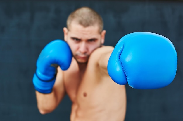 Boxer en gants bleus