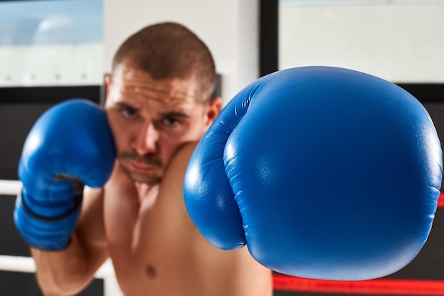 Boxer en gants bleus