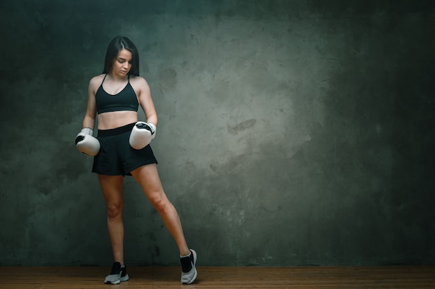 Boxer de jeune femme athlétique en short