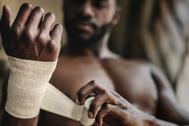 Boxer masculin mettant une sangle sur sa main