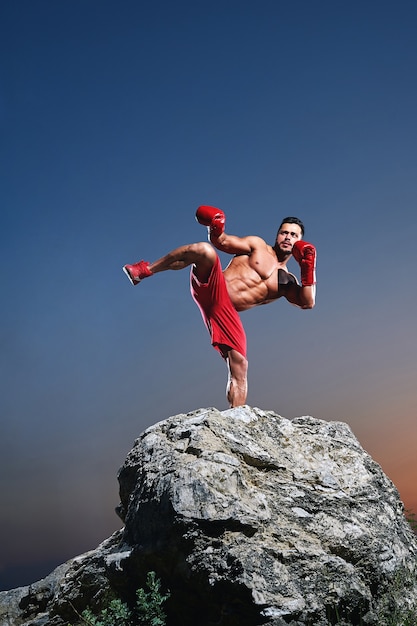 Boxer masculin musclé à l&#39;extérieur