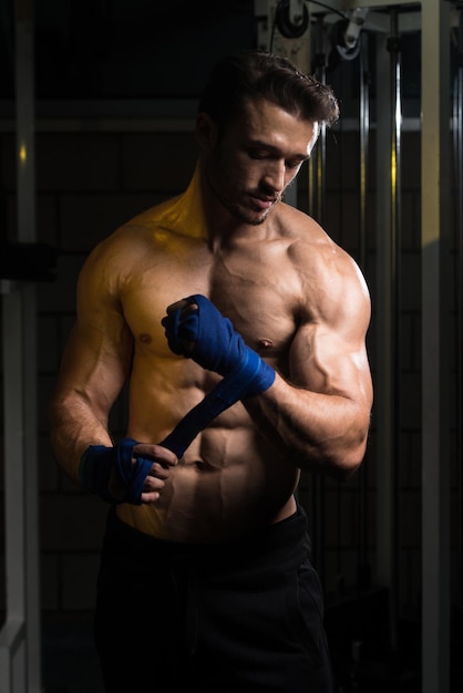 Boxer musclé portant une sangle bleue au poignet