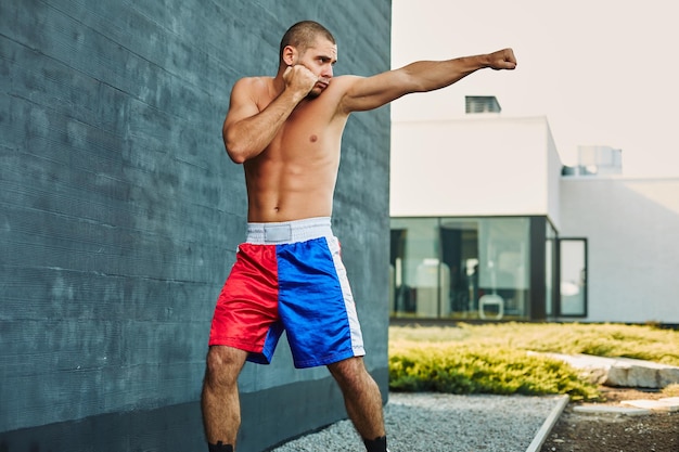 Boxer s'entraîne à l'extérieur