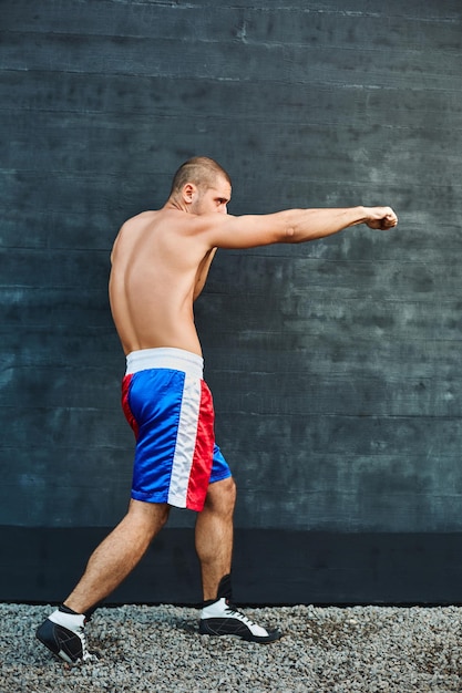 Photo boxer s'entraîne à l'extérieur