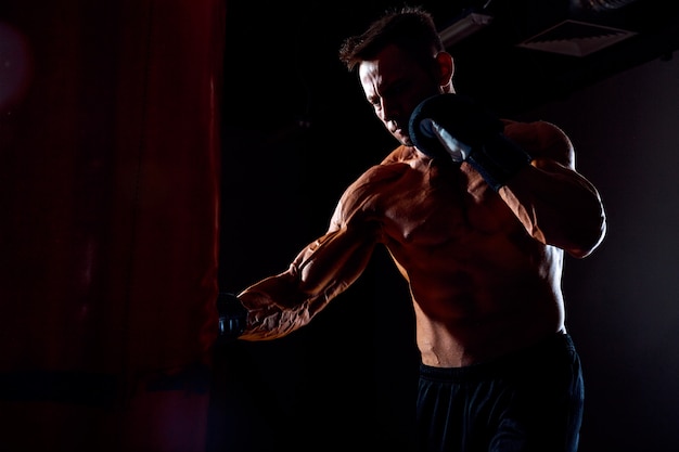 Boxer et sac de boxe