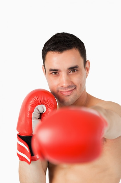 Boxer souriant attaquant avec son poing gauche