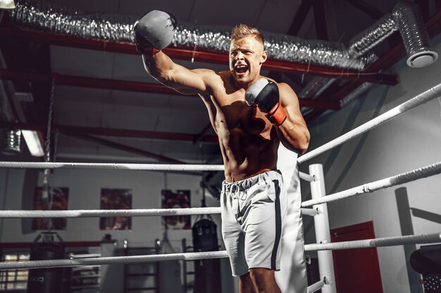 Boxeur. Confiant jeune boxeur sur le ring de boxe