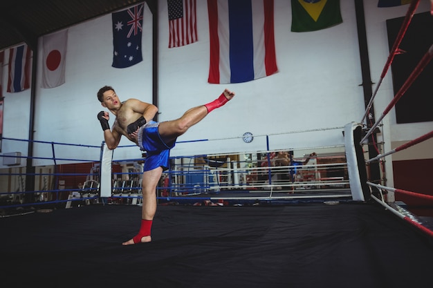 Boxeur confiant pratiquant une boxe