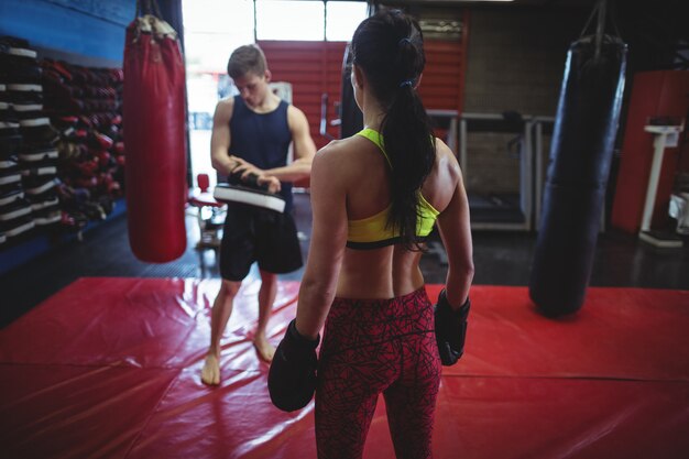 Boxeur femme et homme debout dans un club de fitness