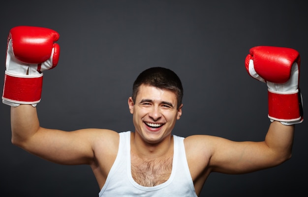 boxeur garçon de force de puissance gantée