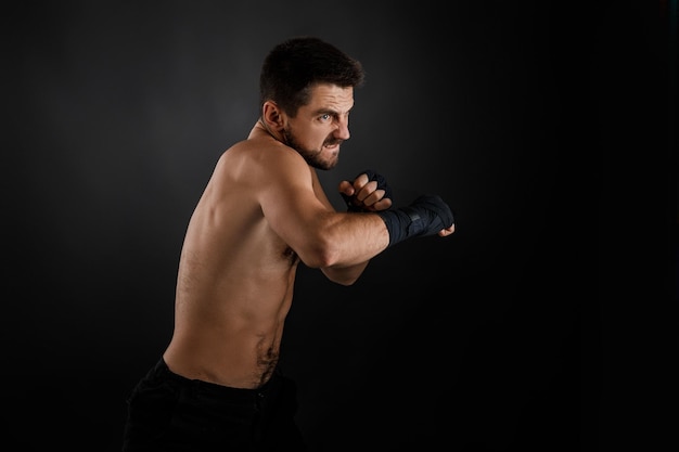 Boxeur lançant un coup de poing féroce et puissant