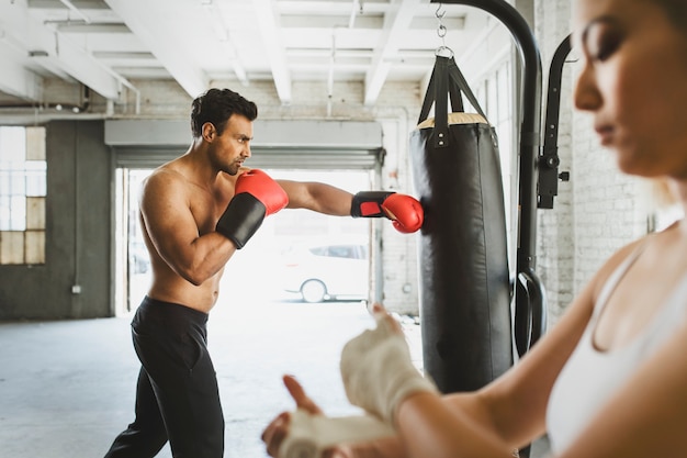 Boxeur masculin musclé au gymnase