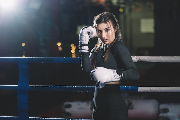 Photo boxeur muay thai féminin poinçonnage