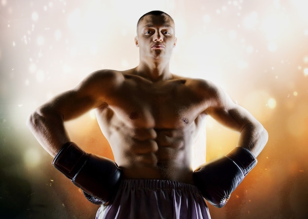Le boxeur professionnel se tient en position de combat et regarde l'ennemi d'un air menaçant