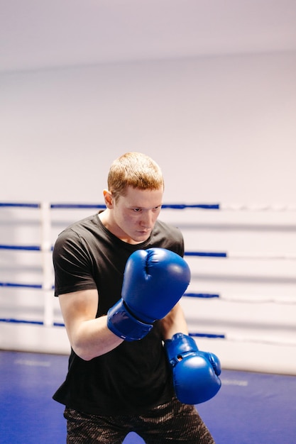 Les boxeurs s'entraînent sur le ring et au gymnase