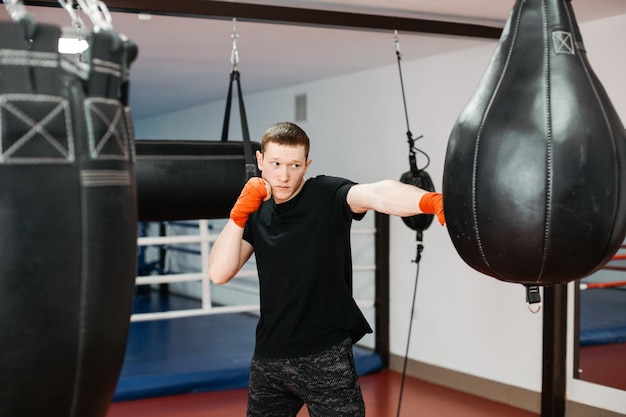 Photo les boxeurs s'entraînent sur le ring et au gymnase