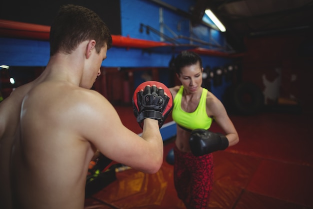 Boxeurs utilisant des mitaines de mise au point pendant l'entraînement