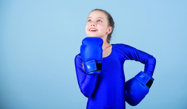 La boxeuse change les attitudes dans le sport Montée des boxeuses Fille mignonne boxeuse sur fond bleu Avec un grand pouvoir vient une grande responsabilité Contrairement au stéréotype Boxer enfant dans des gants de boxe