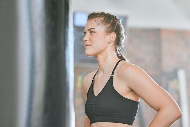 Boxeuse en forme et active en bonne santé pensant à une compétition de combat ou à un match dans la salle de sport ou le club de santé