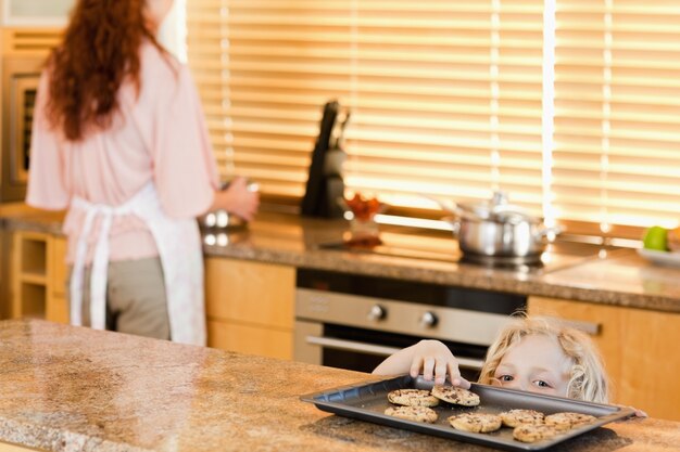 Boy furtivement aux cookies