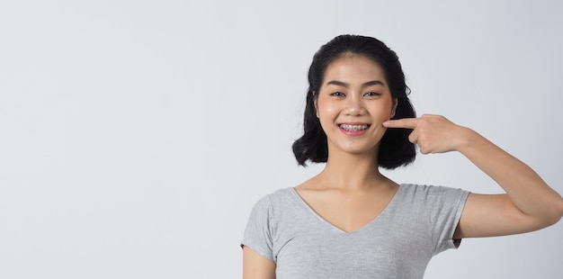 Brace dentaire adolescent fille sourire et à la recherche d'appareil photo